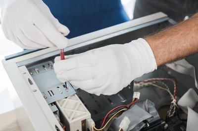 Certified appliance technician at work in Daphne